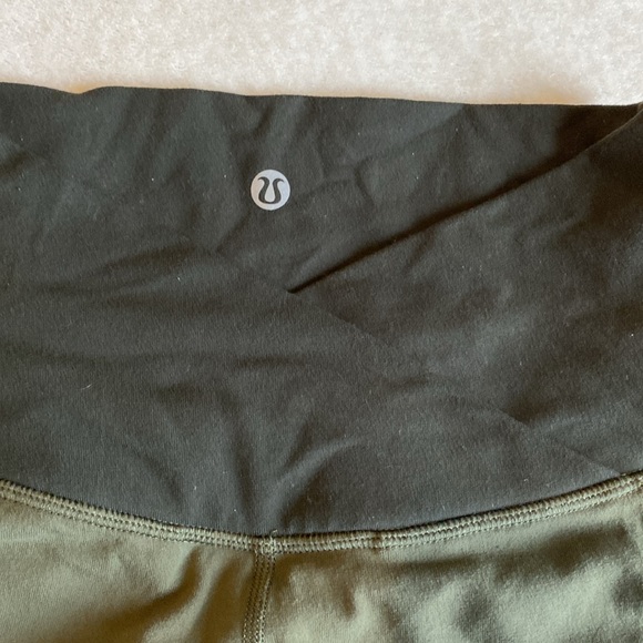 Lululemon SunSalutation Fold Down Waistband. Relaxed Fit. 7/8 Ruched Legs. Sz. 2 - Picture 9 of 16